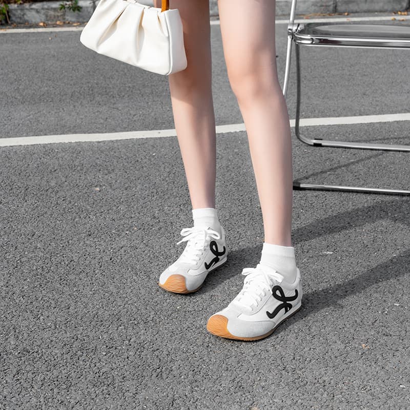 蝶結びリボンスーツスニーカー